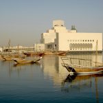 Старые лодки ловцов жемчуга на фоне Музея Исламского искусства в Дохе