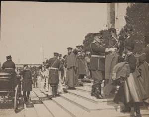 Конрад Брандель "Император Александр III с личной казачьей охраной, выходящий из вокзала в Бресте" 1886