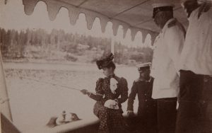 Неизвестный фотограф "На яхте "Царевна" в финских шхерах. Императрица Мария Фёдоровна с удочкой на палубе" 1894