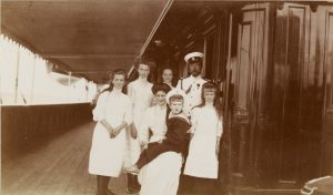 Неизвестный фотограф "Императорская семья у кормового салона яхты "Штандарт" 1910