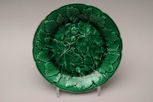 Тарелка с изображением листьев хмеля. 1833