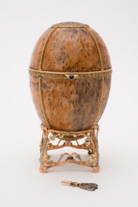Пасхальное императорское яйцо с подставкой и заводным ключом в оригинальном футляре с Императорским Гербом. 1917