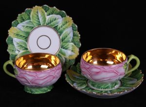 Чайные пары, стилизованные под розовые бутоны на листьях