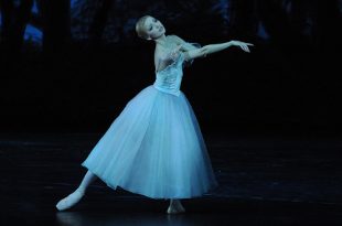 Прима-балерина Наталья Сомова в Театральном музее.