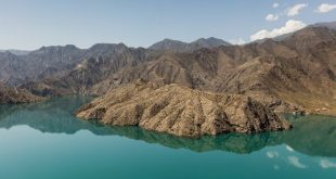 Между небом и озером Иссык-Куль: 100 взглядов на Кыргызстан.