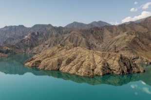 Между небом и озером Иссык-Куль: 100 взглядов на Кыргызстан.