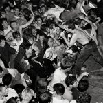 Стэнли Грин "Джелло Биафра солист группы "The Dead Kennedys" исполняет песню "California Uber Alles". Клуб «Mabuhay Gardens», Норт-Бич, Сан-Франциско, 1978