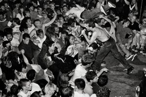 Стэнли Грин "Джелло Биафра солист группы "The Dead Kennedys" исполняет песню "California Uber Alles". Клуб «Mabuhay Gardens», Норт-Бич, Сан-Франциско, 1978