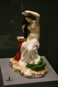 Скульптура "Женщина, моющая голову" Середина 19 века. Завод Гарднера