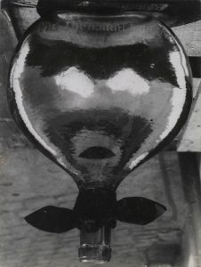 Аньес Варда "Странная рожа II". Из серии "Воспоминание о выставке 1954 года" 1952