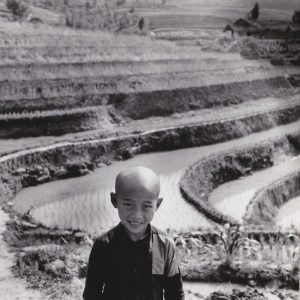 Аньес Варда "Ребенок перед рисовой плантацией около Чунцина. Из серии "Китай". Китай, 1957