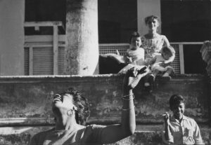 Аньес Варда "Члены киношколы I.C.A.I.C. танцуют "ча-ча-ча". Сарита Гомез, женщина и дети". Из серии "Куба". Гавана, 1962—1963