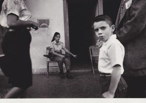 Аньес Варда "Управляющие домом. Женщина с ружьем и мальчик в белой рубашке" Из серии "Куба". Гавана, 1962—1963
