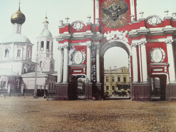 Красные ворота и церковь Трех Святителей. Цветная литография. Из альбома «Москва. Виды старой Москвы»