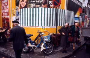 Даниель Бюрен "Дикое афиширование" Фотография Бернарда Бойера, 1968