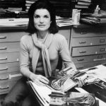 Жаклин Онассис в офисе издательства Viking Press представляет свою книгу "В русском стиле" 1976