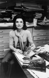 Жаклин Онассис в офисе издательства Viking Press представляет свою книгу "В русском стиле" 1976