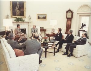 Рональд Рейган и Андрей Вознесенский в Белом Доме