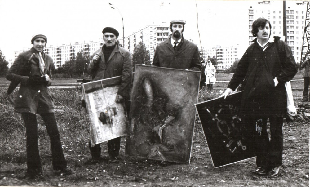 Бульдозерная выставка. 1974 год. Сергей Бордачев - крайний справа.