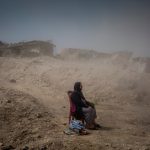 Айвор Прикетт "Надира Расул наблюдает, как работники гражданской обороны Ирака извлекают из-под руин ее дома в Старом городе Мосула тела ее сестры и племянницы, погибших в июне 2017 года в результате воздушного удара" 2017