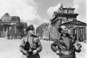 Фронтовые кинооператоры Илья Аронс (слева) и Леон Мазрухо у Бранденбургских ворот. Берлин, июнь 1945г.