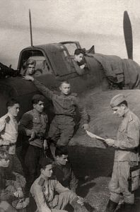 Командир звена Александр Зенин со своим стрелком Иваном Поганаевым и техниками читают сводки с фронтов. 1945