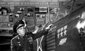 Маршал И.Н. Кожедуб у своего истребителя Ла-7 в Центральном музее Авиации в городе Монино. Предоставлено: Музей Победы.
