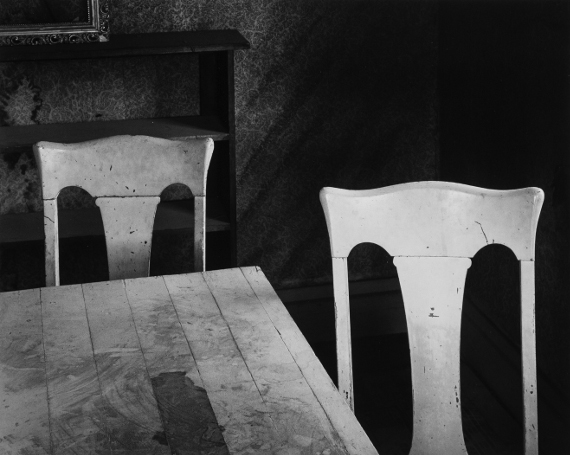 Джон Секстон «Два стула» 1977. Предоставлено: Галерея Классической Фотографии.