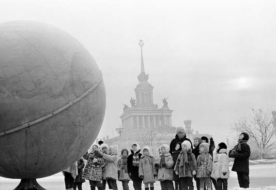 Детская экскурсия возле глобуса на площади Колхозов. Фотограф Чернов, 1965. Предоставлено: Пресс-служба ВДНХ.