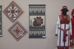 Саранск Музей мордовской народной культуры Выставка Творчество имеет продолжение Вера Ковалева и ученики