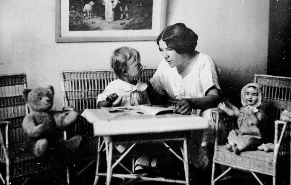 Основательница музея Надежда Ладыгина-Котс с сыном Руди читают книгу, 1927 год. Предоставлено: Государственный Дарвиновский Музей.