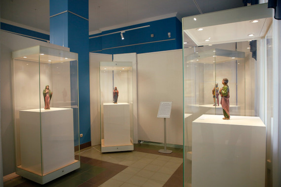 Калуга Выставка деревянной скульптуры Предстоящие у креста Калужский музей изобразительных искусств